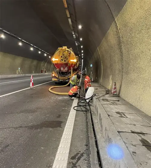 龙里隧道排水渠清淤